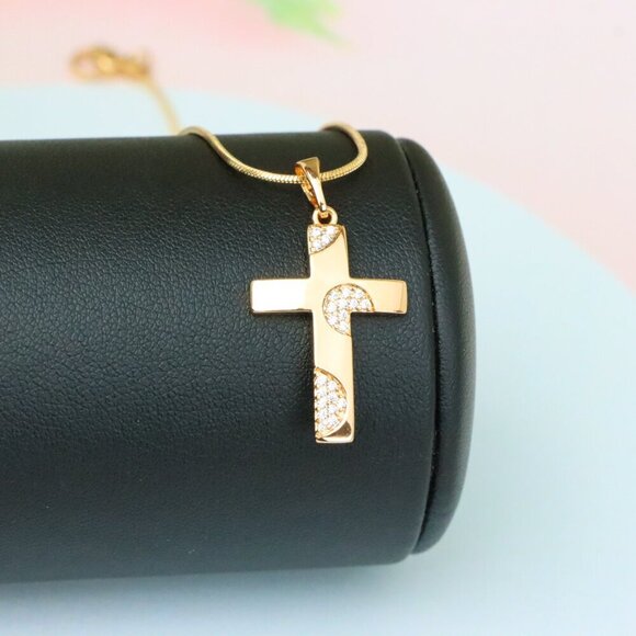 "Elegant Rose Gold Cross Pendant with Crystal Accents for Women & Men, XPPT1738 - Picture 4 of 13